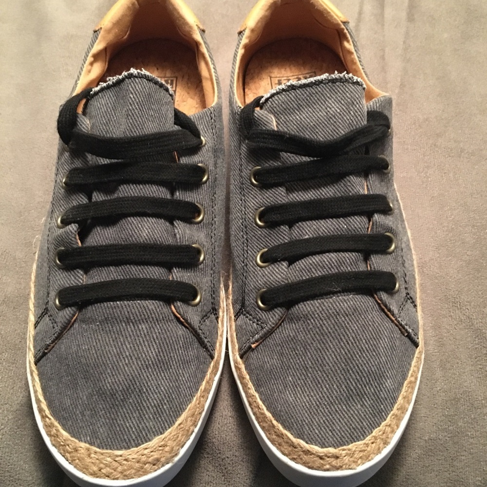 Reef Gray and Tan Low-Top Sneakers/Shoes